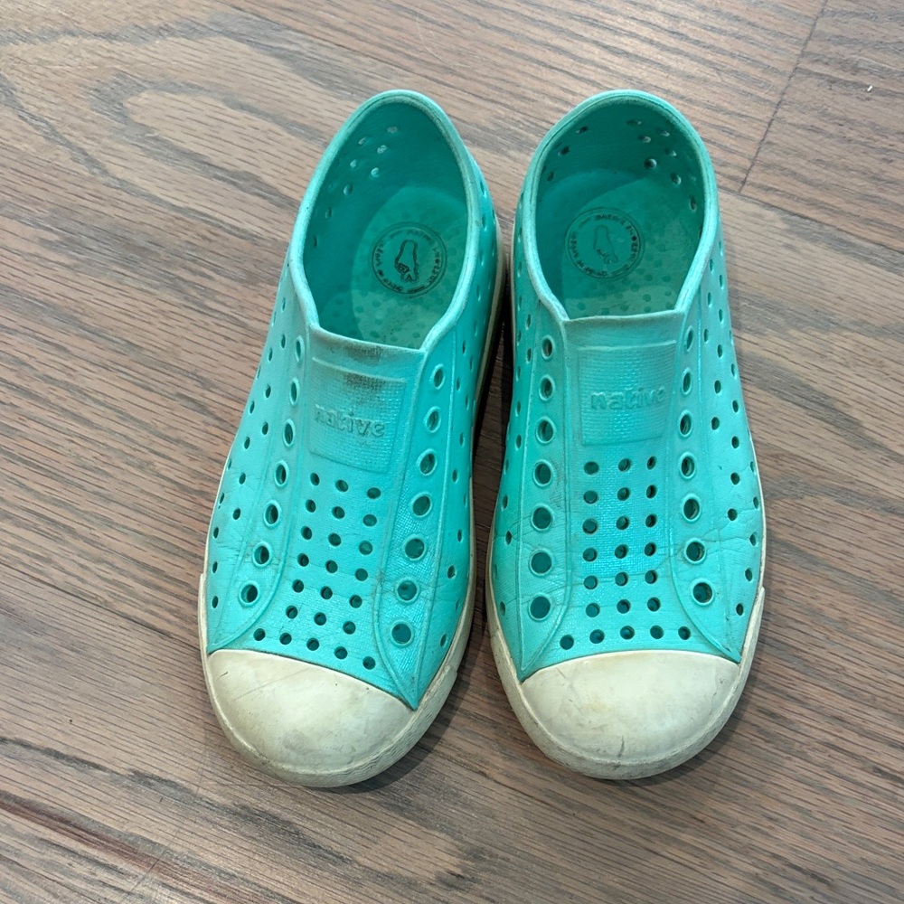 Native Jefferson slip on sneaker in light teal turquoise, size little kid 11